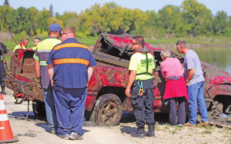 Several citizens got a close up look at the pick up that was pulled from the river on Saturday afternoon. VNV Photo by Lesa Van Camp