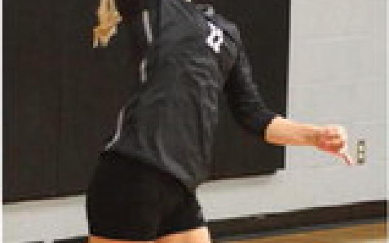 Alyssa Hoyles serves against Thompson in Drayton last week.