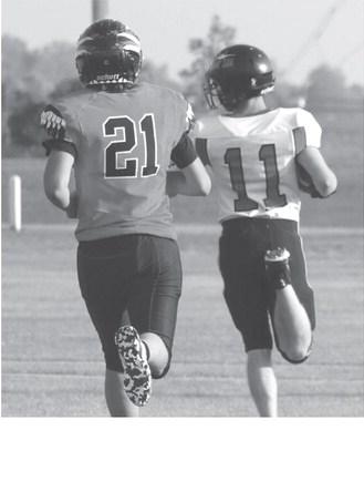 Jamie Laroque outruns Warwick’s Dalton Jaromo for a touchdown Friday evening. Photo by Lyle Van Camp.