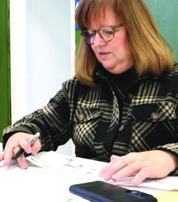 Tammy Puppe was one of several volunteers who kept very busy with the silent auction.