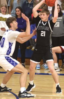 Cayden Quibell looks for an open teammate. Photo by Lyle Van Camp.