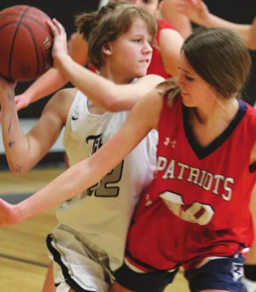 Alyssa Hoyles looks for an open team mate in action in Drayton last week. VNV photo by Lyle Van Camp