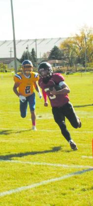 Trenten Keena runs the ball in for a Bomber touchdown. Photo by Jamie Rarick.