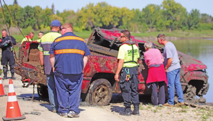 Several citizens got a close up look at the pick up that was pulled from the river on Saturday afternoon. VNV Photo by Lesa Van Camp