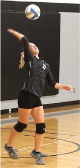 Alyssa Hoyles serves against Thompson in Drayton last week.