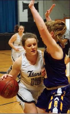 Kaylee Pastorek dribbles past the opposition against the Bulldogs last Saturday. VNV Photo by Lyle Van Camp