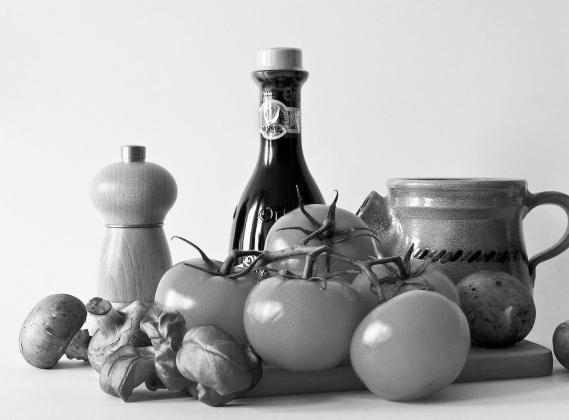 The Mediterranean diet is rich in fruits, vegetables, nuts, legumes, low-fat dairy, unsaturated fat (especially olive oil), herbs, spices and plant and animal proteins, especially omega-3-rich fish. (Pixabay photo)