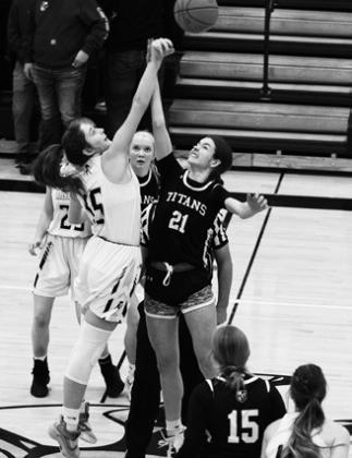 Drayton-Valley-Edinburg freshman Jacey Nelson looks to drive to the basket in the second half of last week's game in Park River. Photo by Mike Alan Steinfeldt.