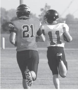Jamie Laroque outruns Warwick’s Dalton Jaromo for a touchdown Friday evening. Photo by Lyle Van Camp.