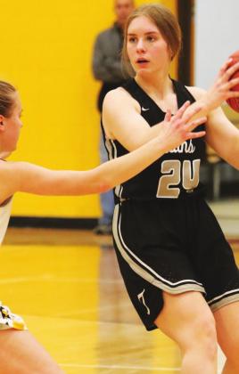 Kiara Aasand looks for an open Titan Saturday. VNV photo by Lyle Van Camp