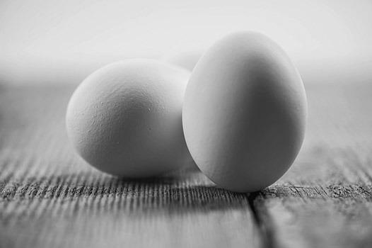 An egg has 70 calories, 6 grams of protein, 5 grams of fat, some vitamin D, calcium and potassium.