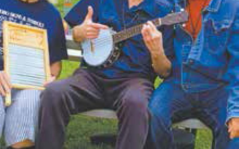 Gloryland Express from Minneapolis performed at Drayton Riverfest. Bonnie, Johnny, and Duane (aka Reverse snowbird!) Johnny’s Grandad, Harold Halcrow Wylie, was from Drayton. The couple sang “old fashioned” country gospel with an Appalachian influence.