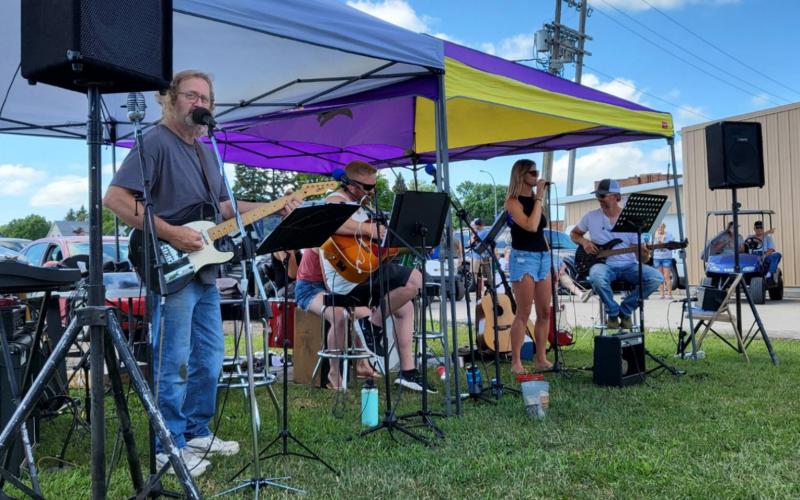 The newly formed bank “Homestead” of Drayton played for a great crowd on Saturday afternoon in their second-ever public performance. Photo by Terry Hinnenkamp