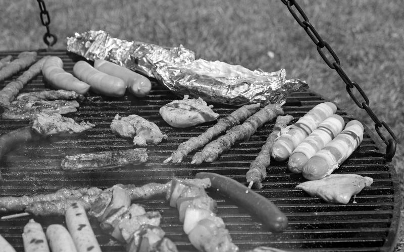 When grilling, bring a clean plate for the cooked food to avoid cross-contamination. (Pixabay photo)