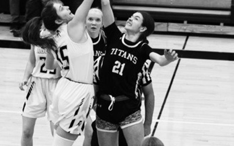 Drayton-Valley-Edinburg freshman Jacey Nelson looks to drive to the basket in the second half of last week's game in Park River. Photo by Mike Alan Steinfeldt.