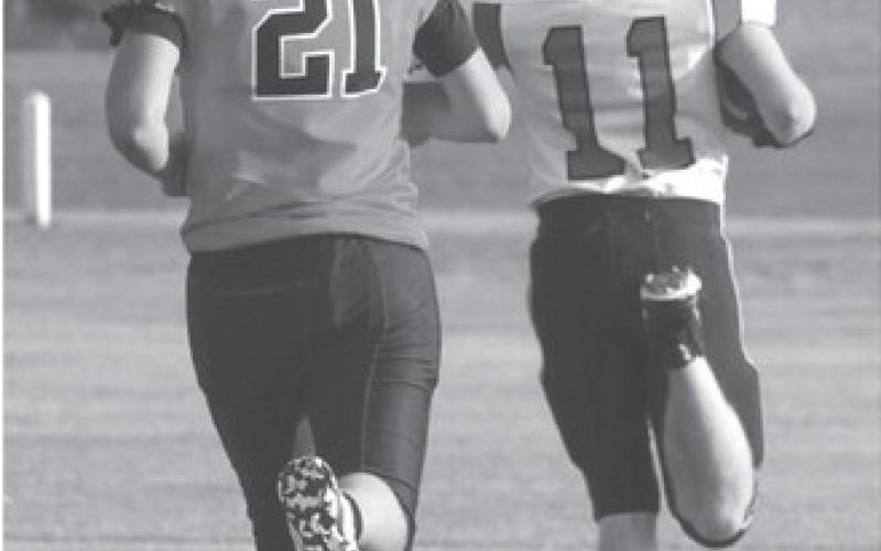 Jamie Laroque outruns Warwick’s Dalton Jaromo for a touchdown Friday evening. Photo by Lyle Van Camp.