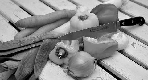 Although we often hear about the dangers of eating produce with pesticide residues, bacteria are more likely to cause health issues. Pixabay photo