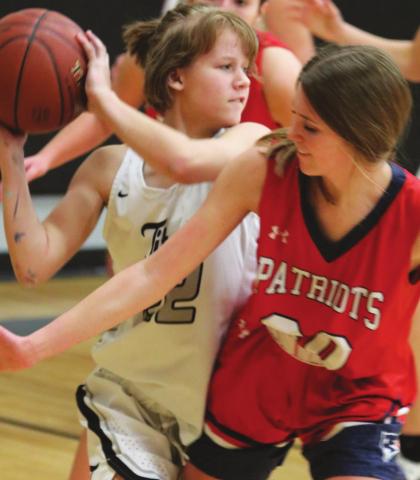 Alyssa Hoyles looks for an open team mate in action in Drayton last week. VNV photo by Lyle Van Camp
