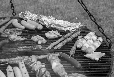 When grilling, bring a clean plate for the cooked food to avoid cross-contamination. (Pixabay photo)