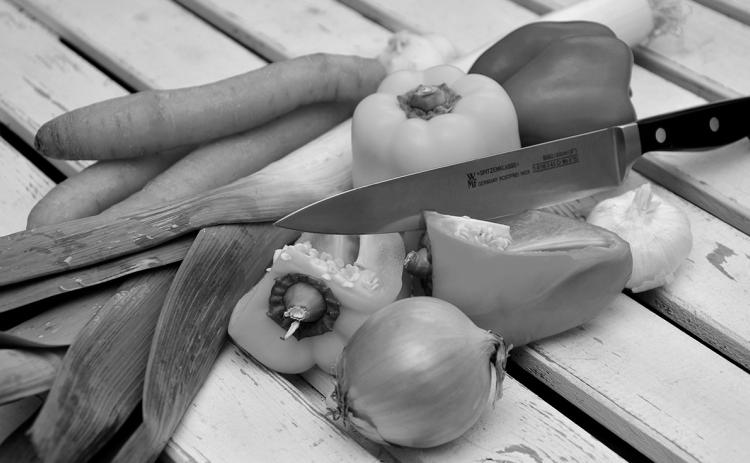Although we often hear about the dangers of eating produce with pesticide residues, bacteria are more likely to cause health issues. Pixabay photo