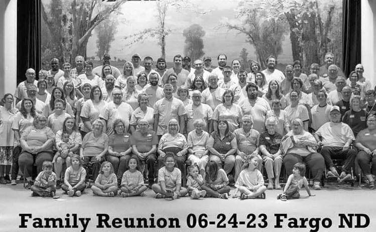 A photo of the family reunion Saralee discussed in last week’s column.