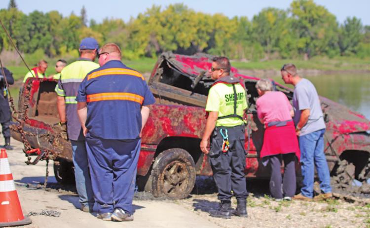 Several citizens got a close up look at the pick up that was pulled from the river on Saturday afternoon. VNV Photo by Lesa Van Camp