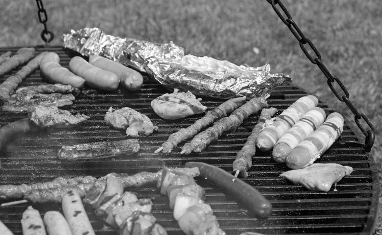 When grilling, bring a clean plate for the cooked food to avoid cross-contamination. (Pixabay photo)