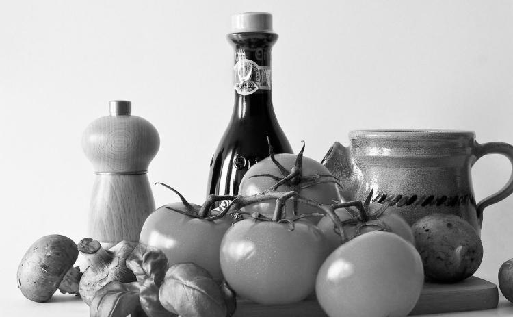 The Mediterranean diet is rich in fruits, vegetables, nuts, legumes, low-fat dairy, unsaturated fat (especially olive oil), herbs, spices and plant and animal proteins, especially omega-3-rich fish. (Pixabay photo)