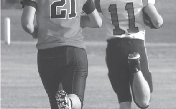 Jamie Laroque outruns Warwick’s Dalton Jaromo for a touchdown Friday evening. Photo by Lyle Van Camp.