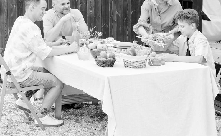 Children and teens who eat more often with their families tend to have better grades and vocabulary skills. (Pexels photo)